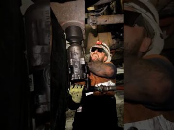 This is a REGULAR Mechanic on a REGULAR Sized Truck! #mechanic #dumptruck #diesel