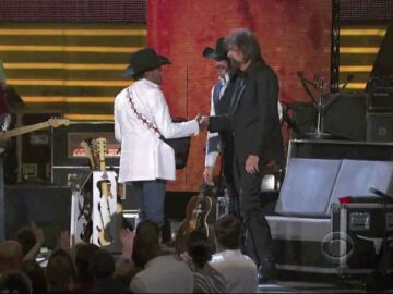 George Strait singing Boot Scootin’ Boogie (HD) – Brooks and Dunn ACM Last Rodeo